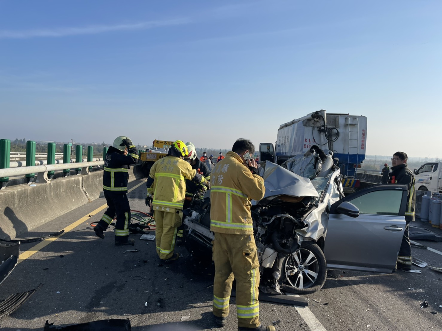 影／台61線北上重大車禍 20車連環追撞2死8傷 - https://www.watchmedia01.com