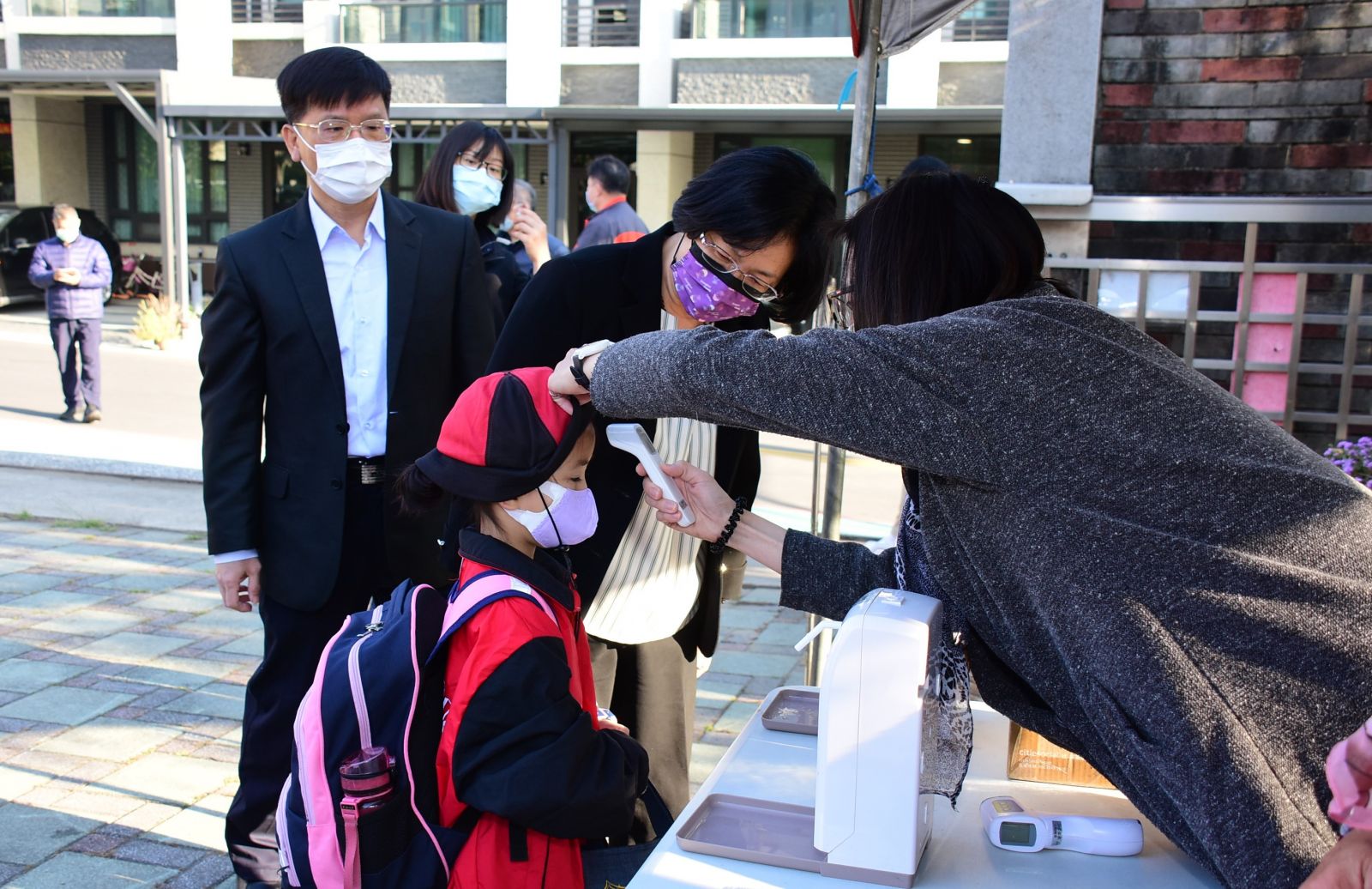 影／開學日　機器人宣導校園防疫　警局執行護童 - https://www.watchmedia01.com