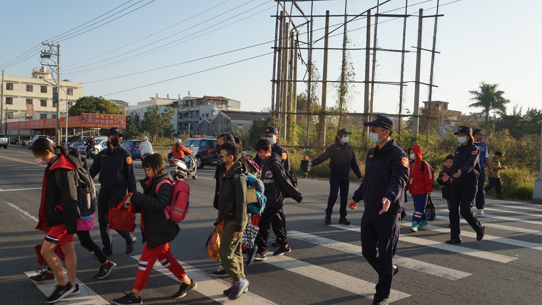 開學日守護校園安全　嘉義縣警啟動護童務 - https://www.watchmedia01.com