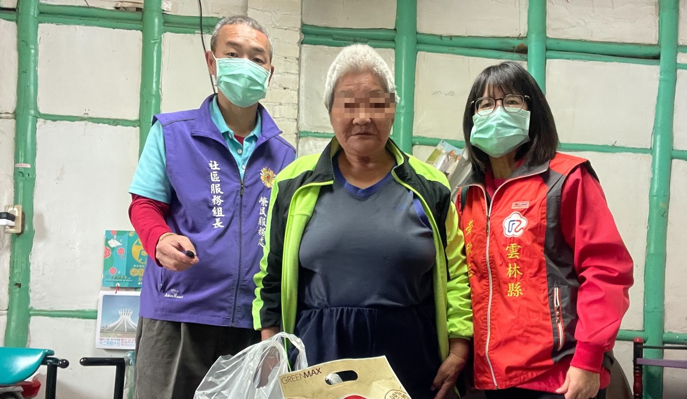 榮欣志工何英華熱心公益　長期投入榮民(眷)照顧 - https://www.watchmedia01.com