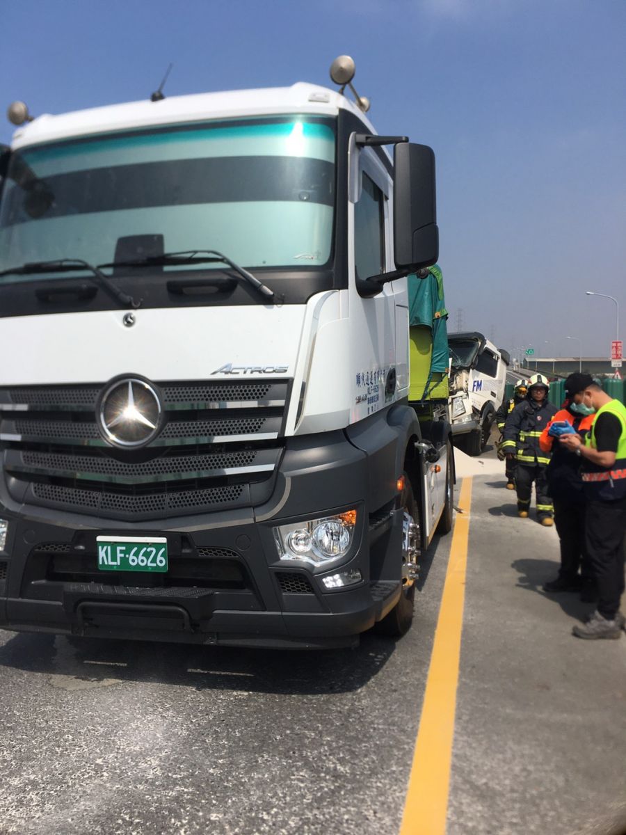 影／「撞」況頻頻！台61線彰化鹿港南下路段2輛聯結車擦撞 - https://www.watchmedia01.com