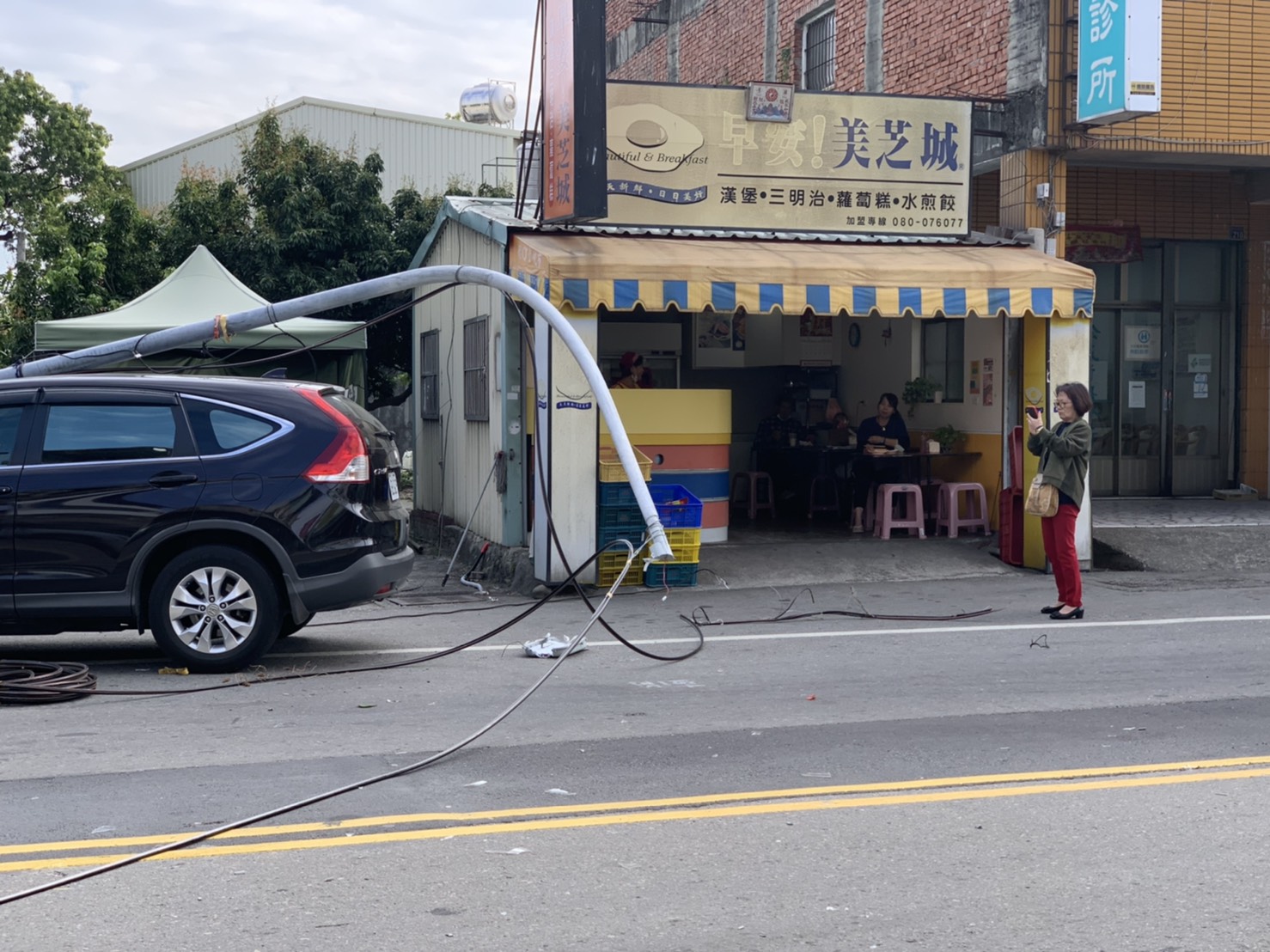 影／真扯！怪手大型手臂勾到電線　大型路燈桿轟車頂 - https://www.watchmedia01.com