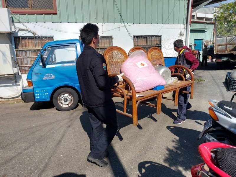照顧同袍家眷　退役袍澤協助清理家園 - https://www.watchmedia01.com