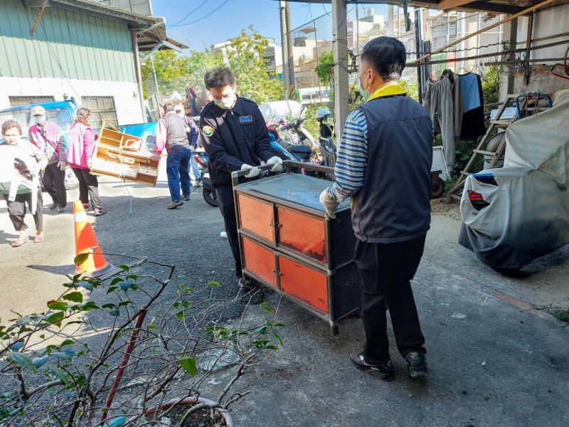 照顧同袍家眷　退役袍澤協助清理家園 - https://www.watchmedia01.com