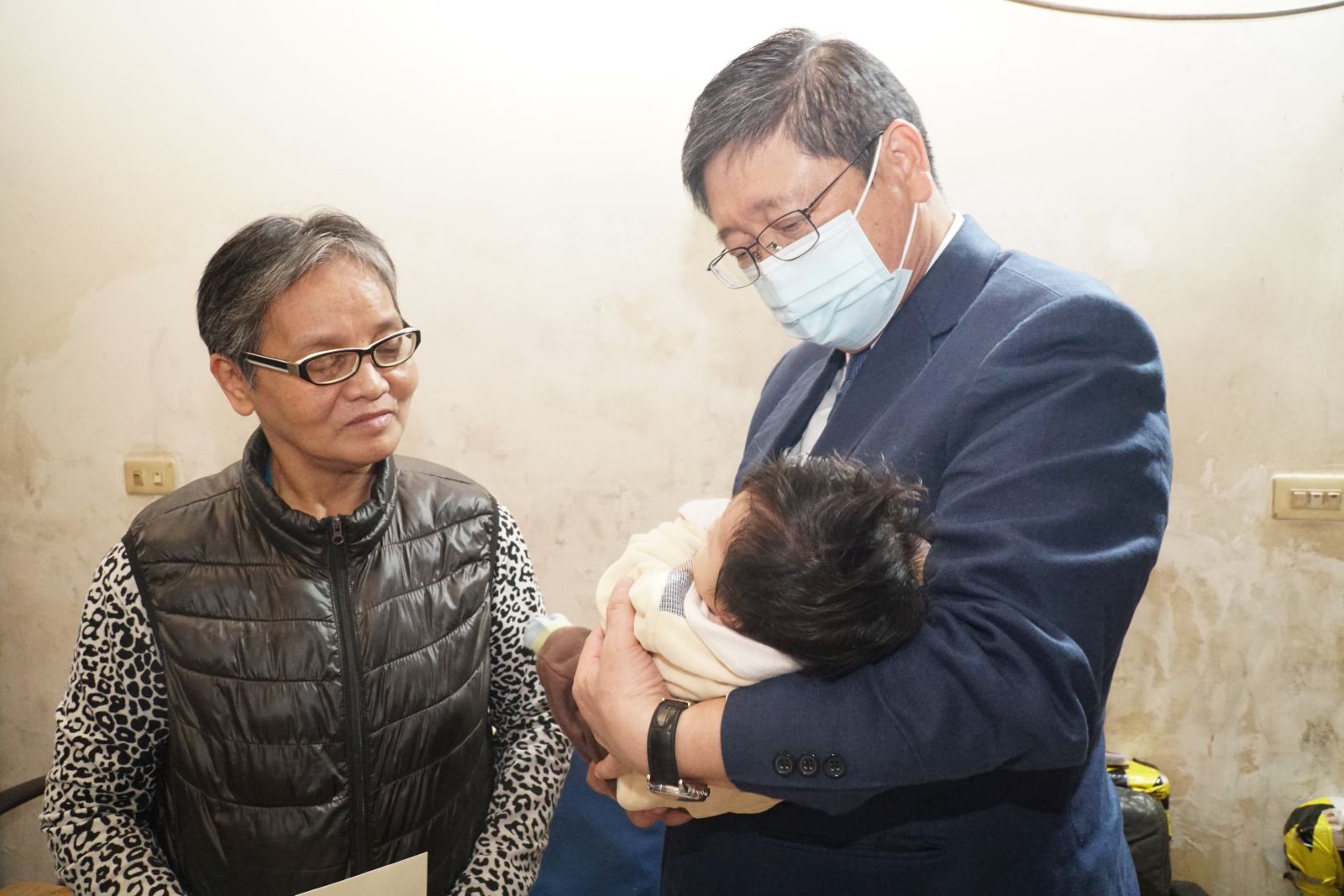 竹縣單親媽車禍亡留3幼子 楊文科慰問家屬發急難救助金 - https://www.watchmedia01.com