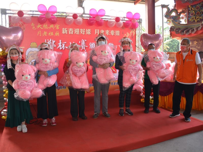 月老穿姻緣針　未婚男女擲杯尋找好對象 - https://www.watchmedia01.com