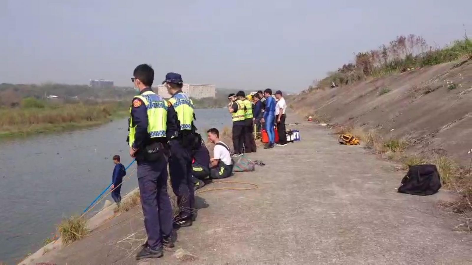 影／貓羅溪驚傳釣客落水　淪為波臣　裝備還遺留在岸邊 - https://www.watchmedia01.com