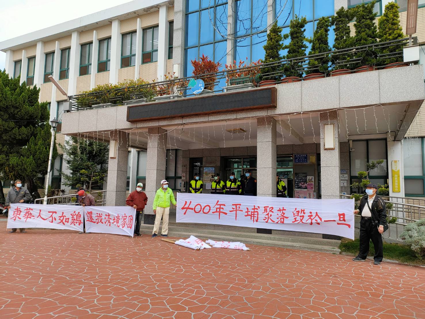 二林東華里、復豐里新建養雞場　里民拉白布條抗議 - https://www.watchmedia01.com