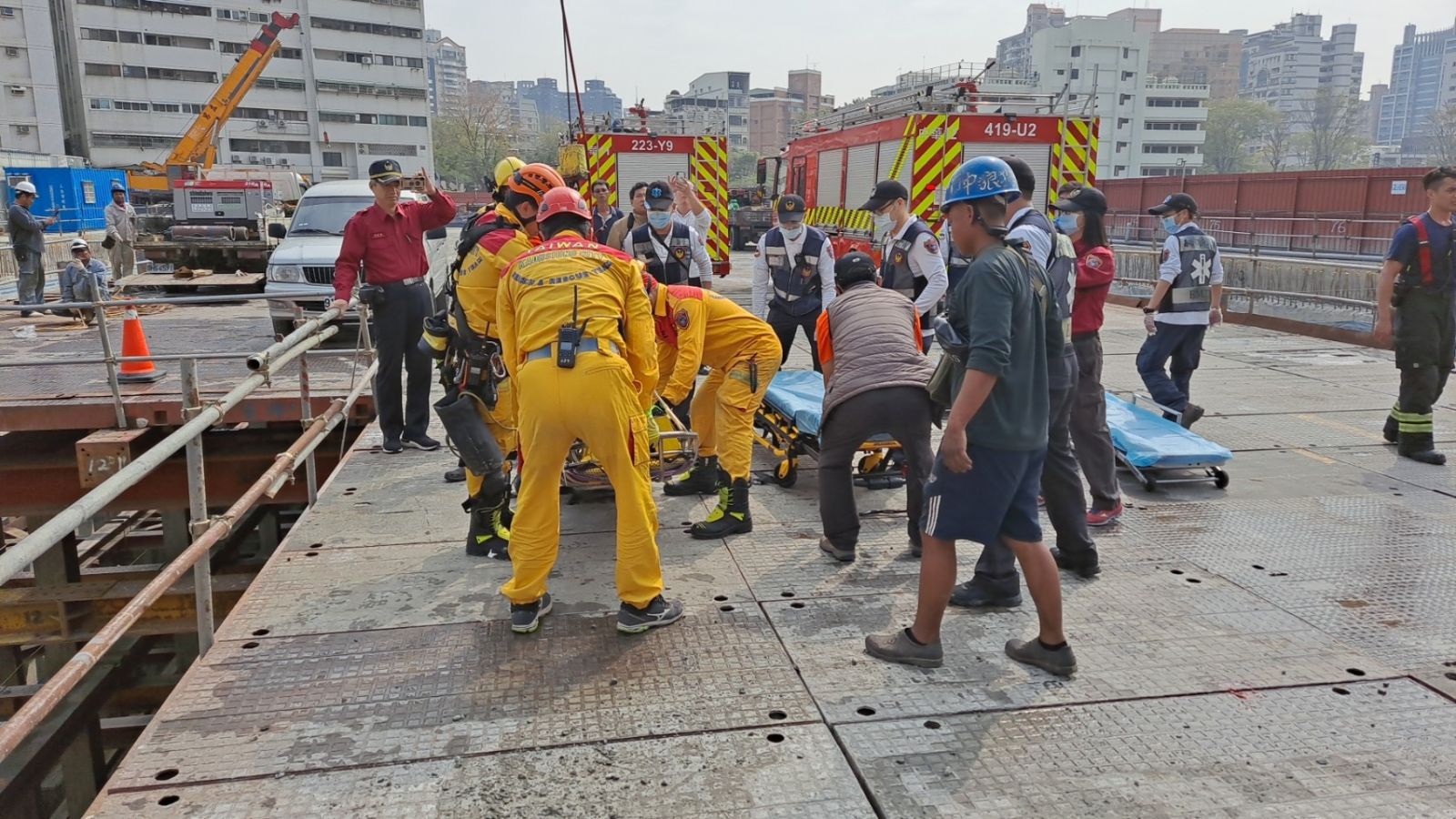 快訊／高市鼓山區工地鋼筋倒塌壓5人 　警消18車43人前往搶救中 - https://www.watchmedia01.com