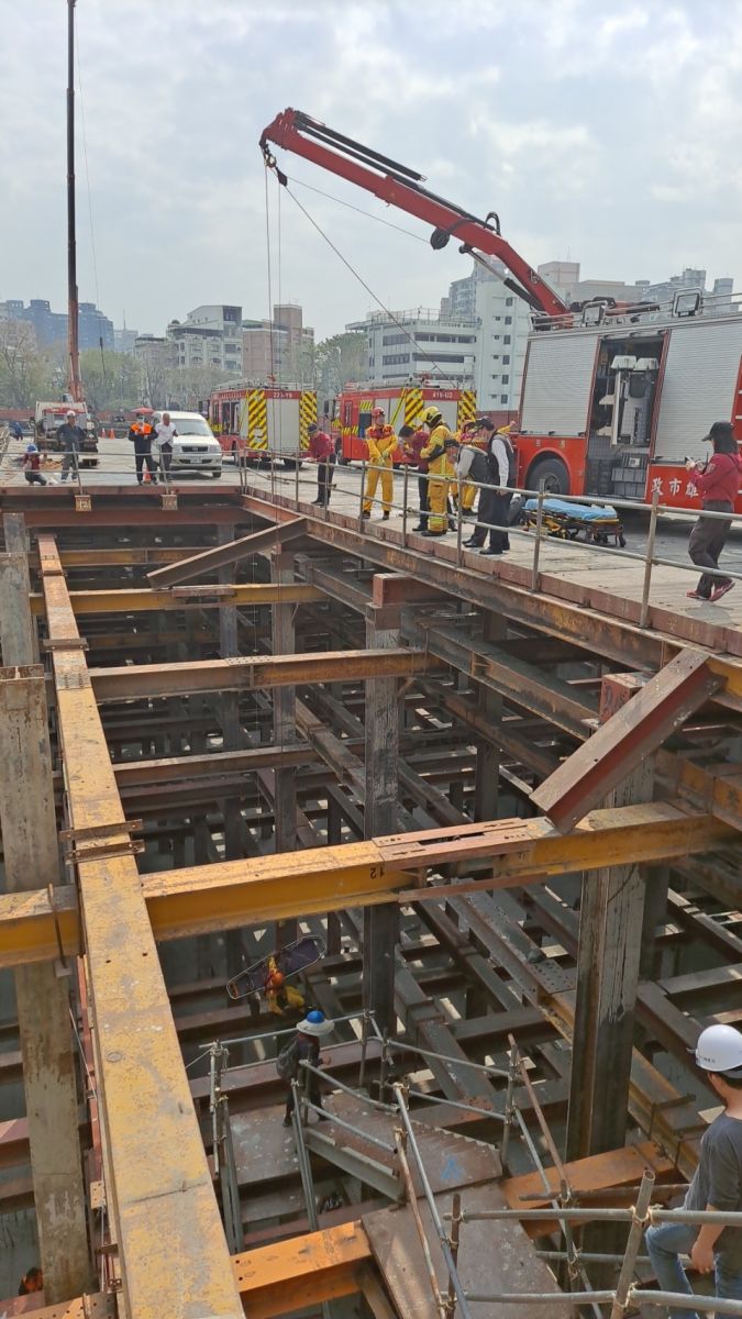 快訊／高市鼓山區工地鋼筋倒塌壓5人 　警消18車43人前往搶救中 - https://www.watchmedia01.com
