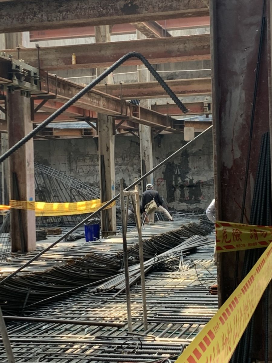 快訊／高市鼓山區工地鋼筋倒塌壓5人 　警消18車43人前往搶救中 - https://www.watchmedia01.com