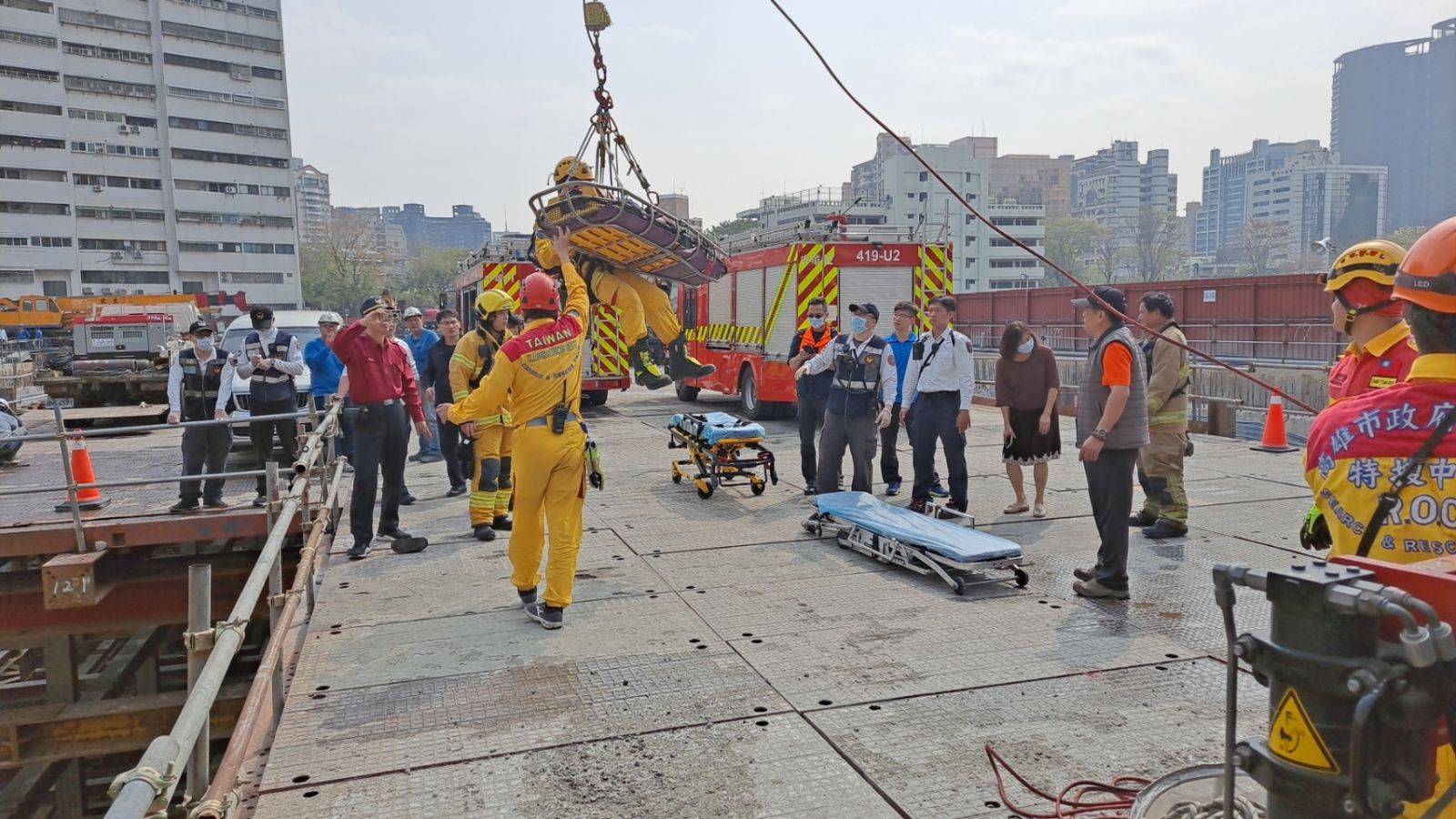 快訊／高市鼓山區工地鋼筋倒塌壓5人 　警消18車43人前往搶救中 - https://www.watchmedia01.com