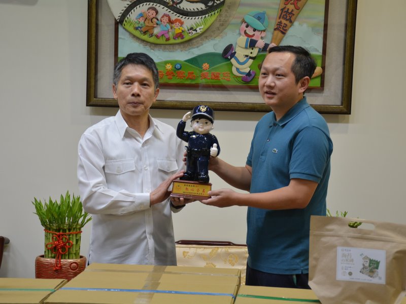 嘉市警奮起執法　奮起福餅來打氣 - https://www.watchmedia01.com