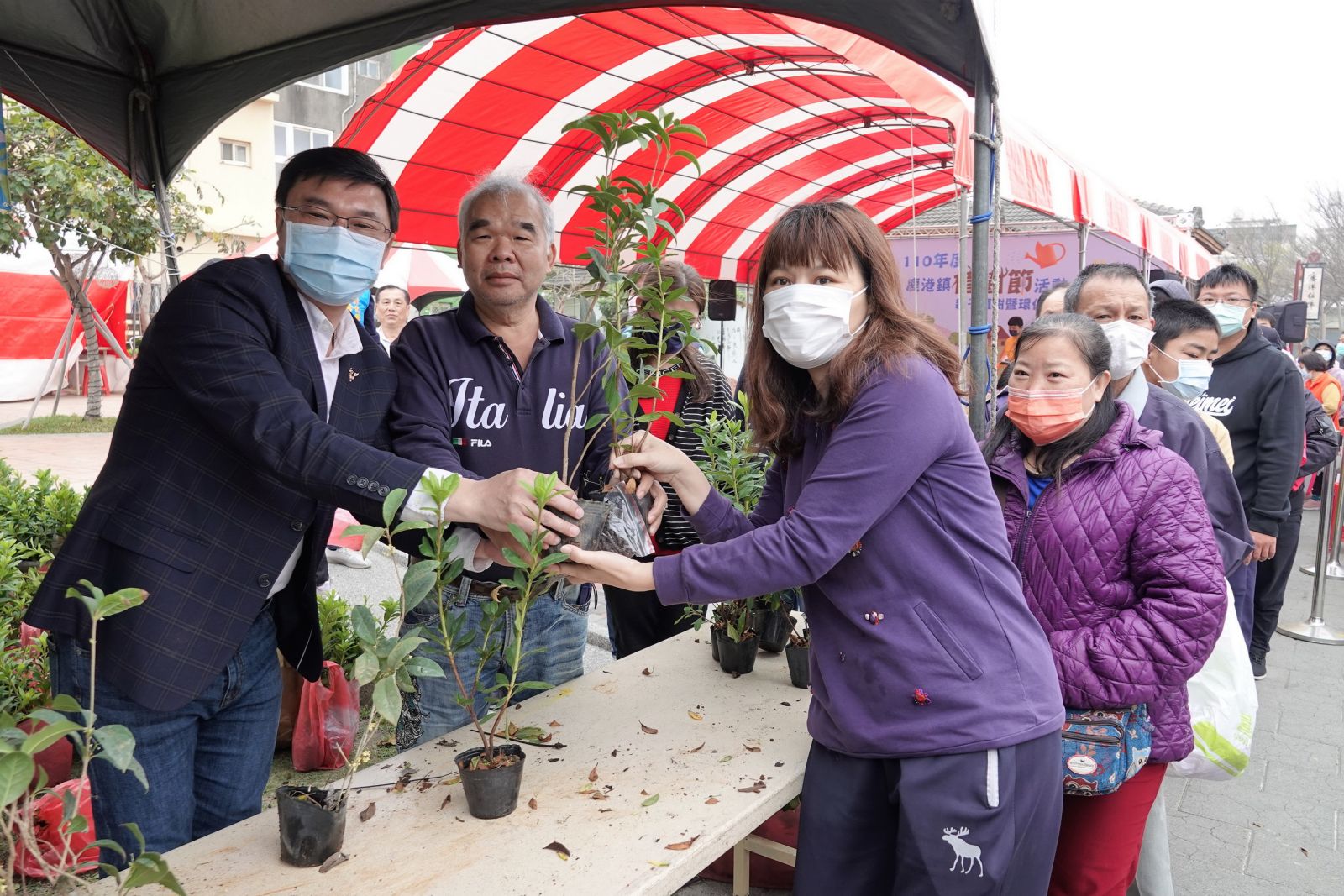影／植樹愛地球　王惠美、許志宏共同植下桂花樹　盼桂花飄香 - https://www.watchmedia01.com