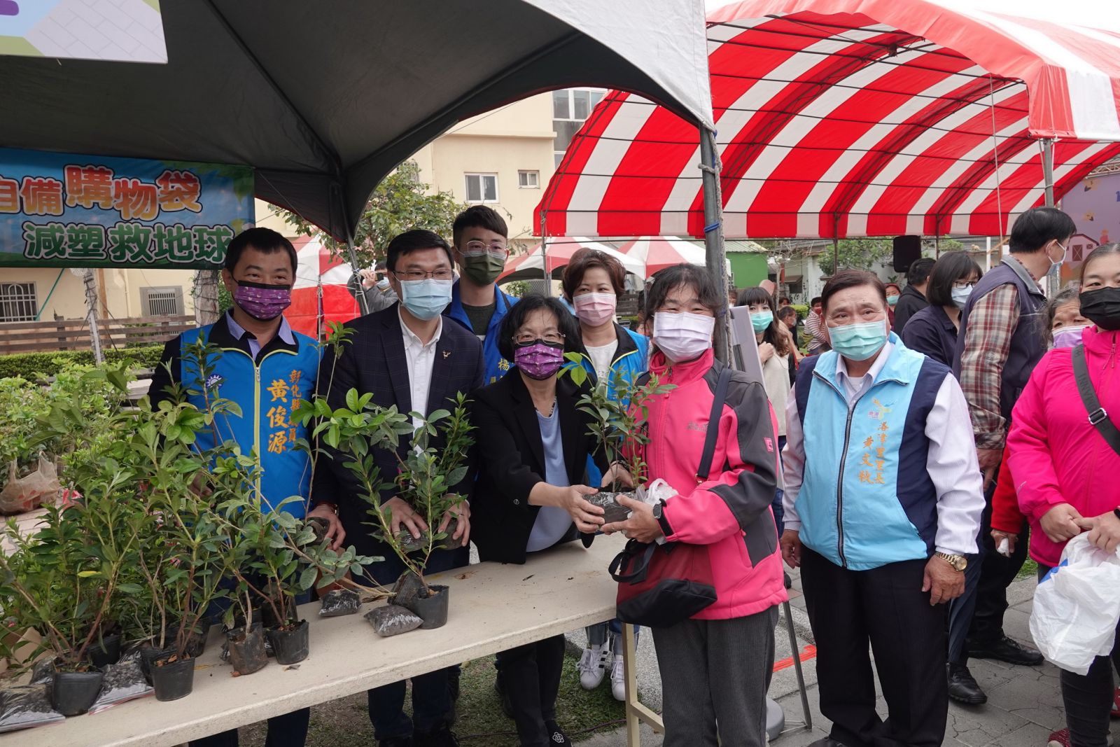 影／植樹愛地球　王惠美、許志宏共同植下桂花樹　盼桂花飄香 - https://www.watchmedia01.com
