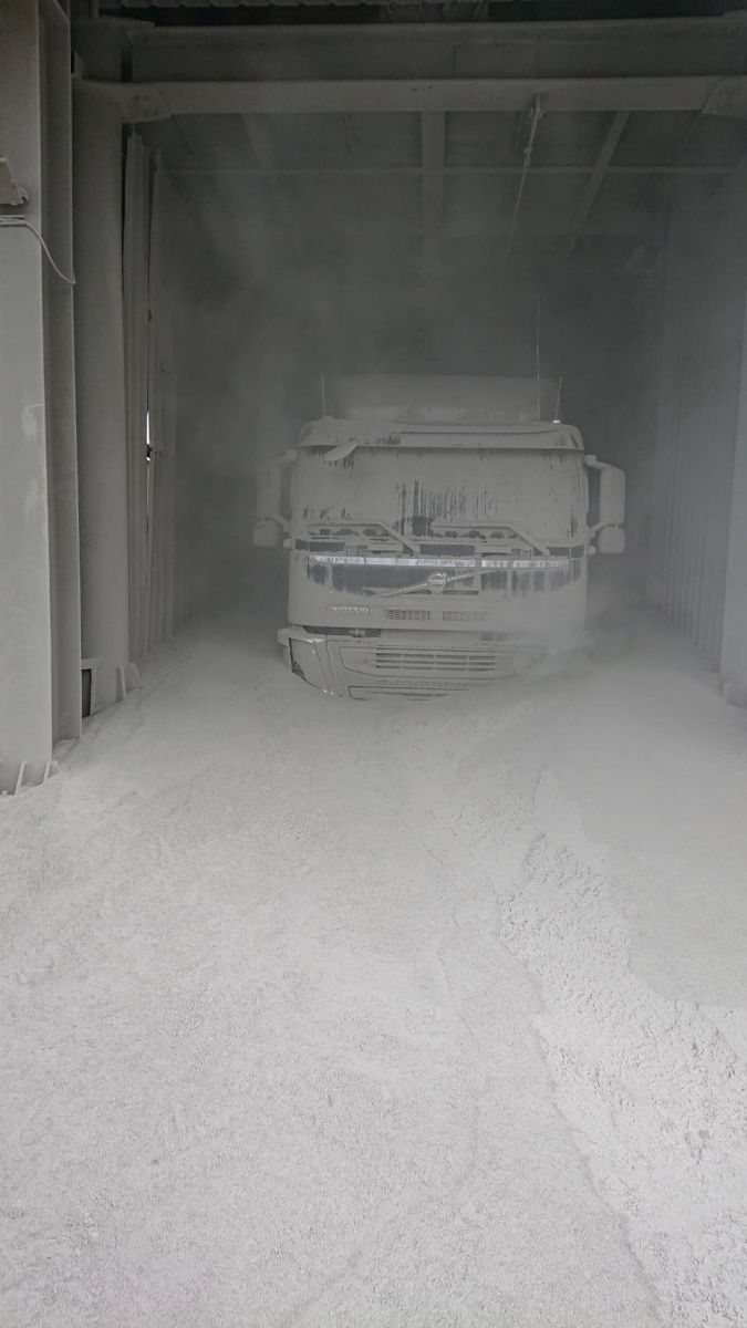 影／驚！水泥廠輸送水泥的控制閥鬆脫　大貨車慘遭「活埋」 - https://www.watchmedia01.com