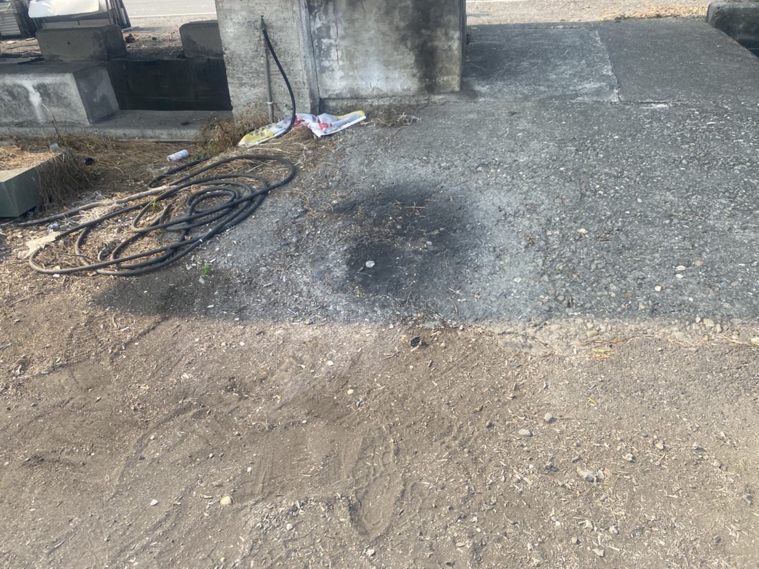 議員曹嘉豪腳動不了！不是腳麻　驚見公墓白骨四散 - https://www.watchmedia01.com