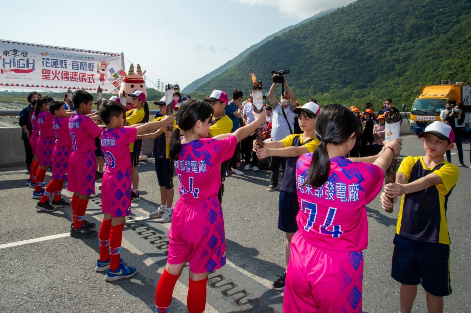 繞了21縣市原民運聖火回來了　兩女縣長完成交接儀式 - https://www.watchmedia01.com
