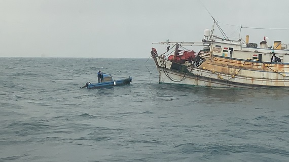 小船失去動力遭浪襲翻覆 澎湖海巡旋即成功救援 - https://www.watchmedia01.com