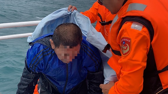 小船失去動力遭浪襲翻覆 澎湖海巡旋即成功救援 - https://www.watchmedia01.com