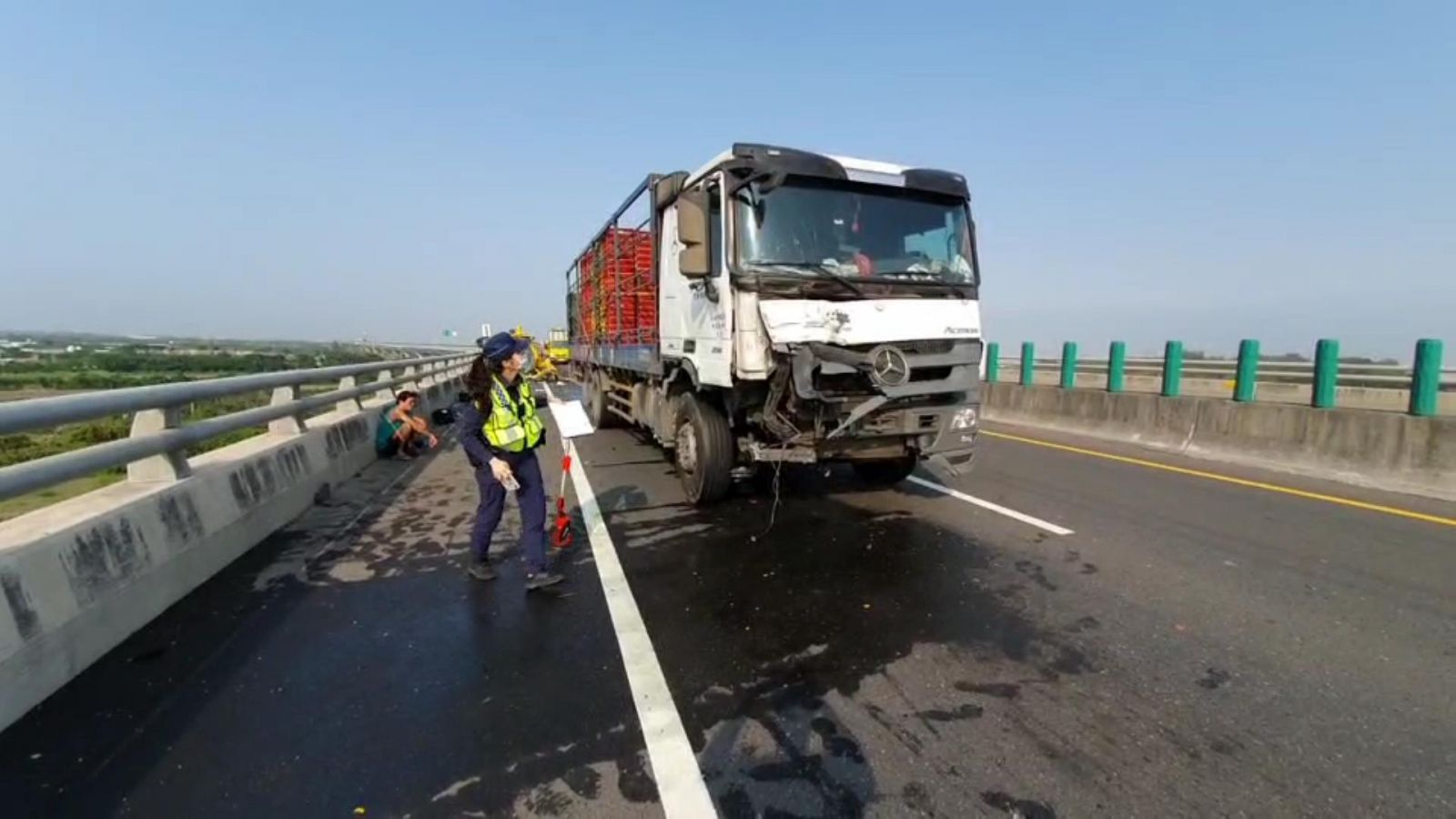 影／西濱快速道路工程車遭撞　釀成一死一命危 - https://www.watchmedia01.com
