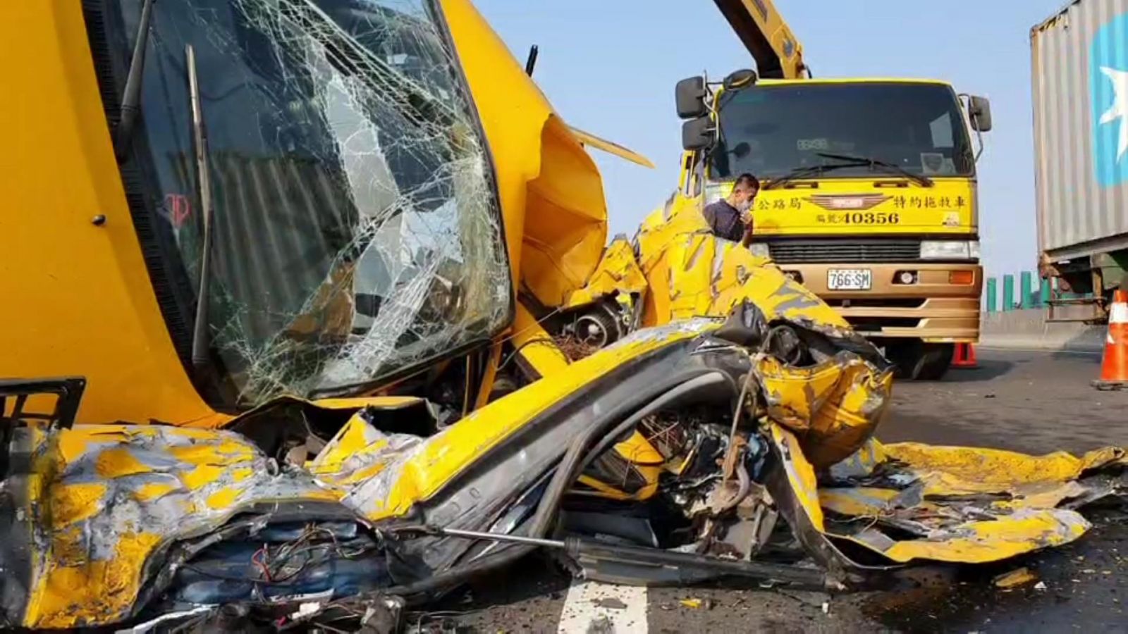 影／西濱快速道路工程車遭撞　釀成一死一命危 - https://www.watchmedia01.com