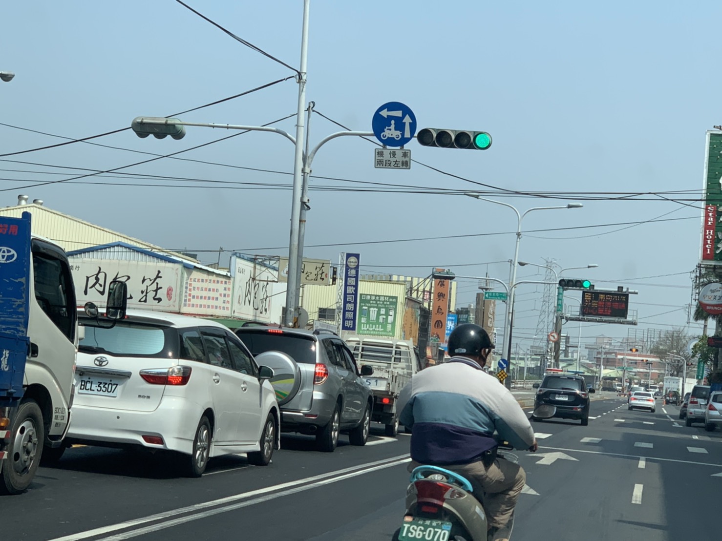 霧煞煞！圓頭綠燈亮燈的時候可直行或左、右轉　 - https://www.watchmedia01.com
