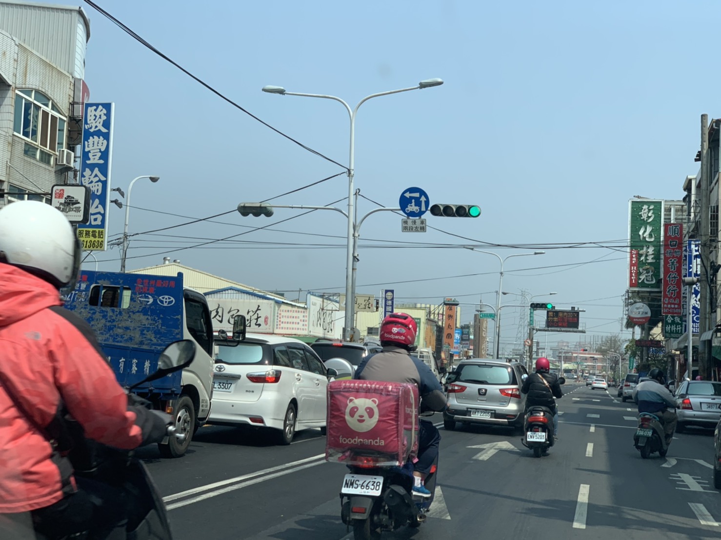霧煞煞！圓頭綠燈亮燈的時候可直行或左、右轉　 - https://www.watchmedia01.com