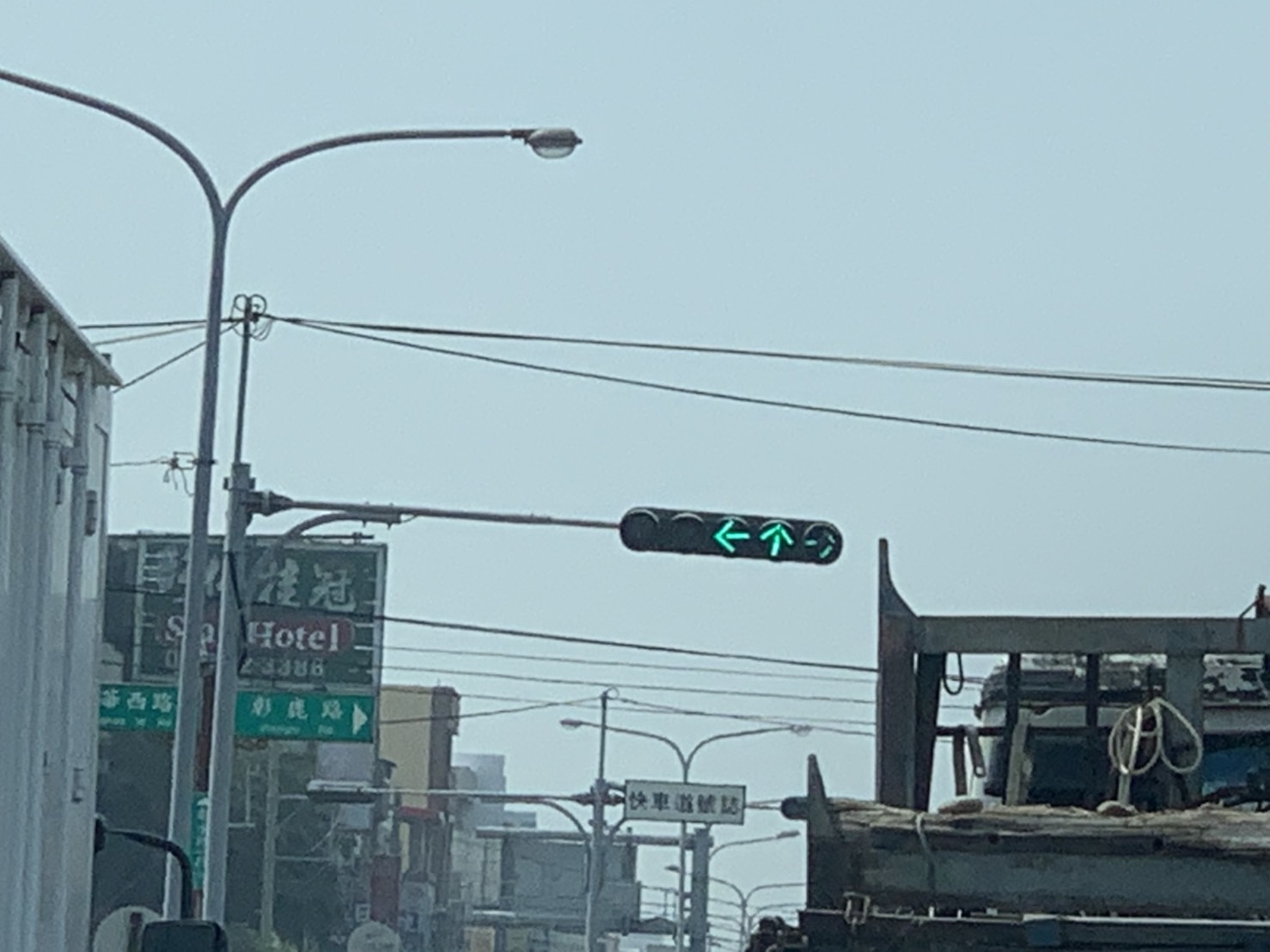 霧煞煞！圓頭綠燈亮燈的時候可直行或左、右轉　 - https://www.watchmedia01.com