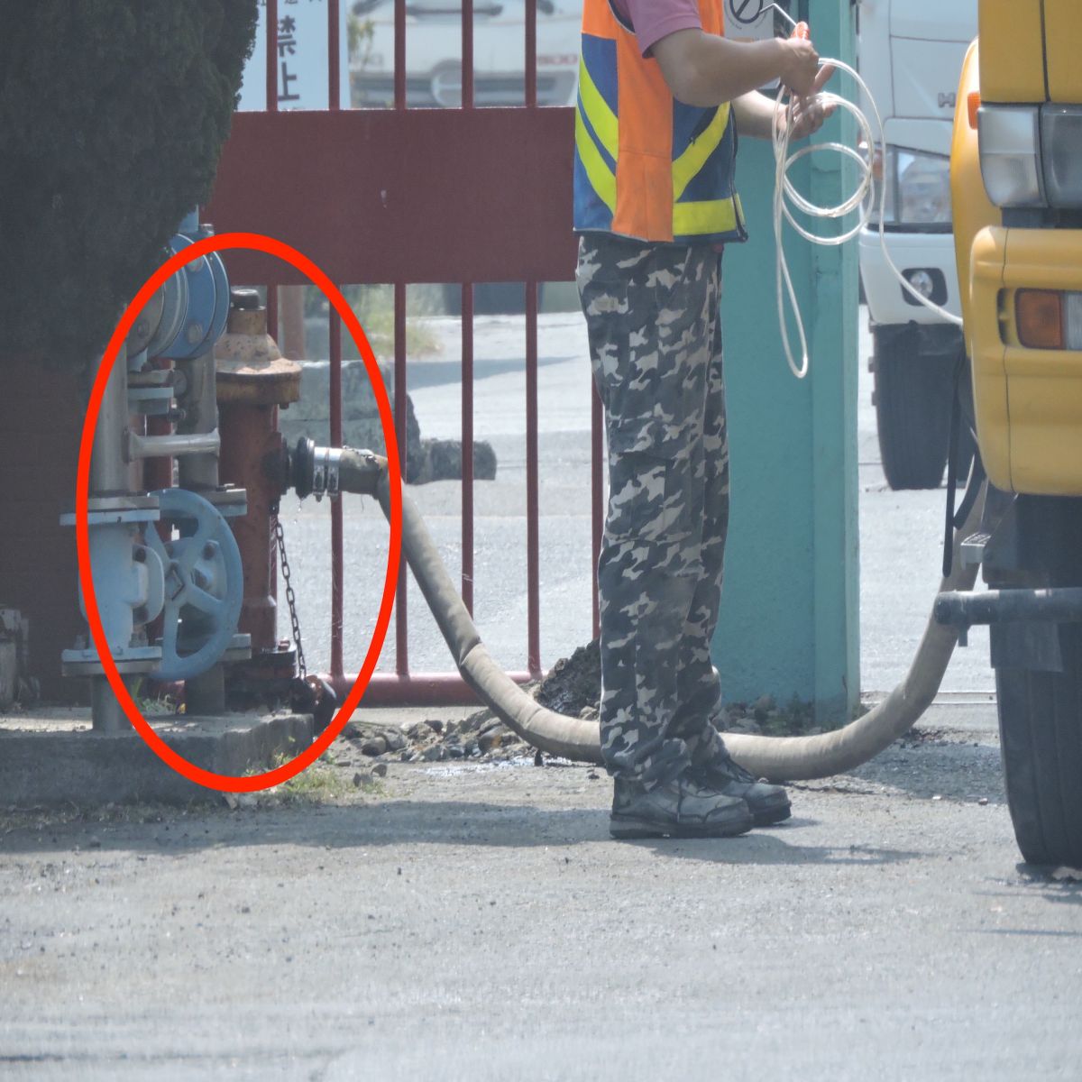 黃偉哲節水喊假的?環保局用自來水沖洗水溝 水費市民買單 - https://www.watchmedia01.com