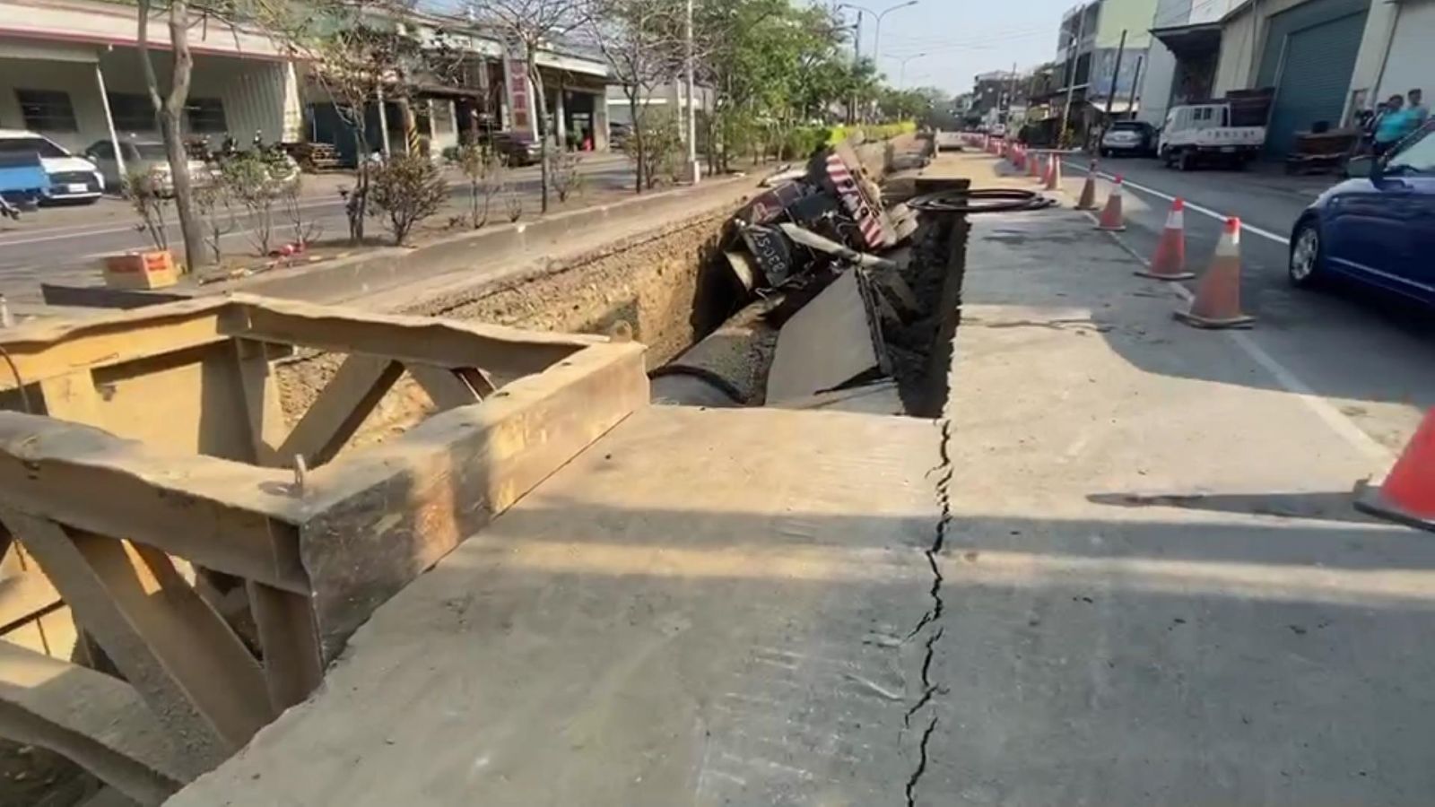 影／彰南路工地傳水泥車翻覆　疑因土層鬆軟崩塌 - https://www.watchmedia01.com