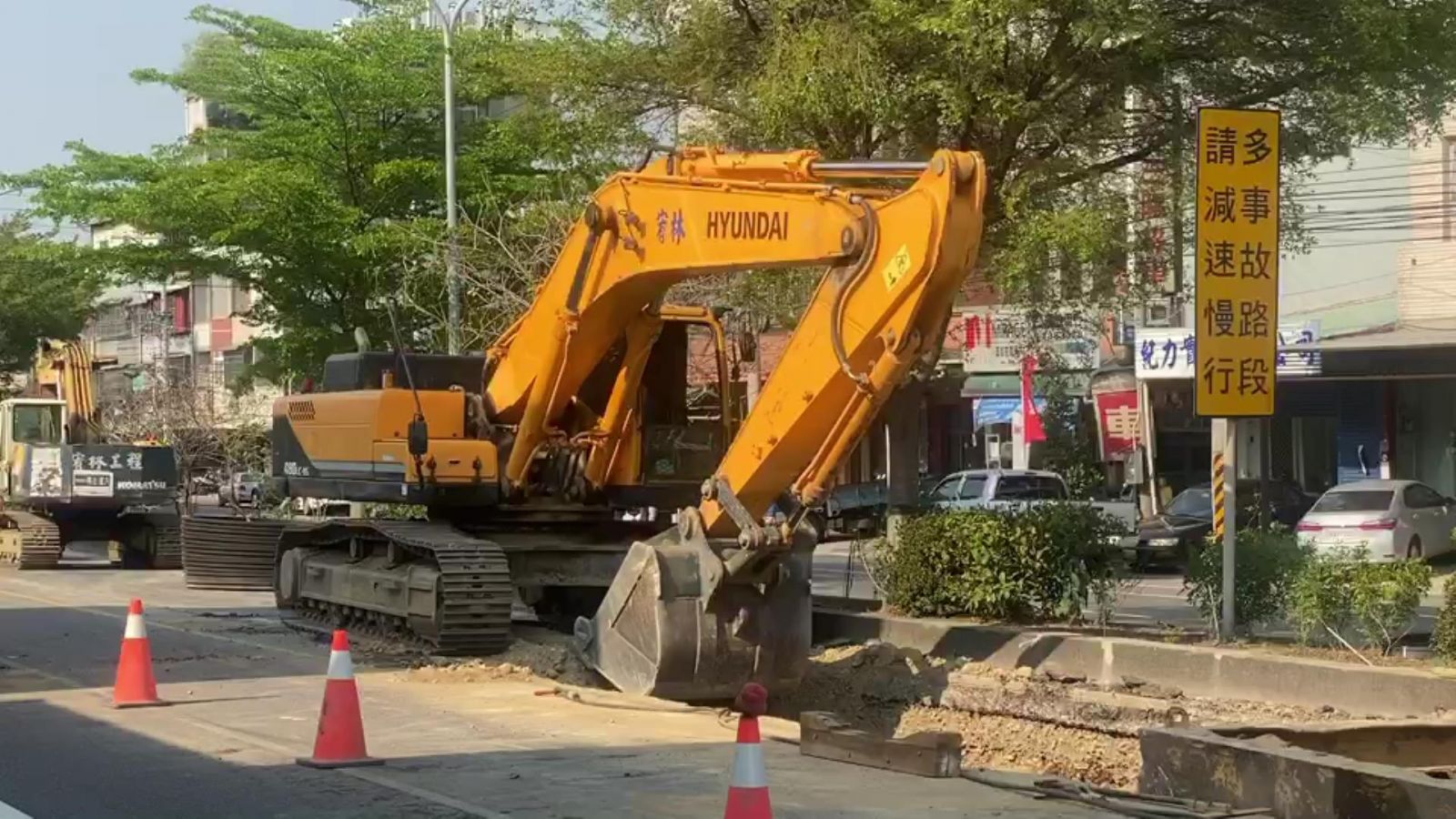 影／彰南路工地傳水泥車翻覆　疑因土層鬆軟崩塌 - https://www.watchmedia01.com