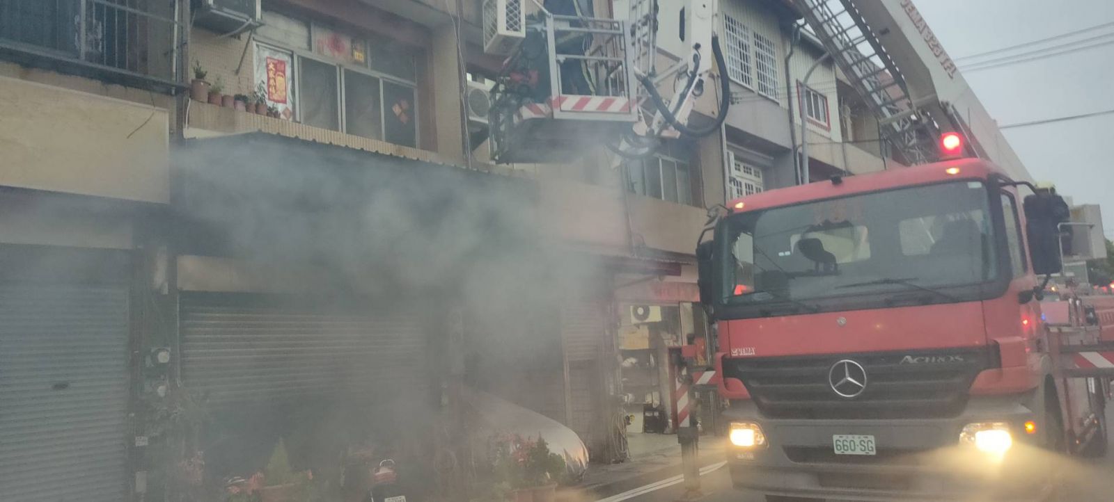 影／和美清晨民宅驚傳火災7人受困　全數被消防員救出 - https://www.watchmedia01.com