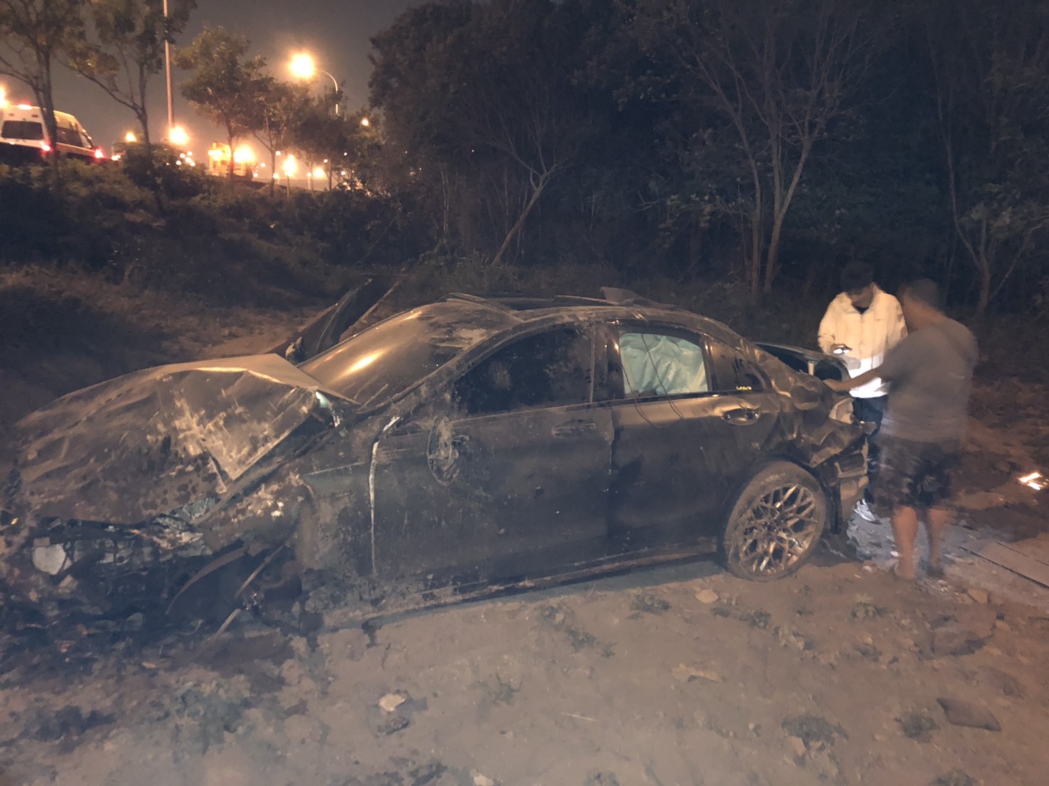 影／國1南下彰化疑高速競速衝飛邊坡車禍？三輕傷一命危 - https://www.watchmedia01.com