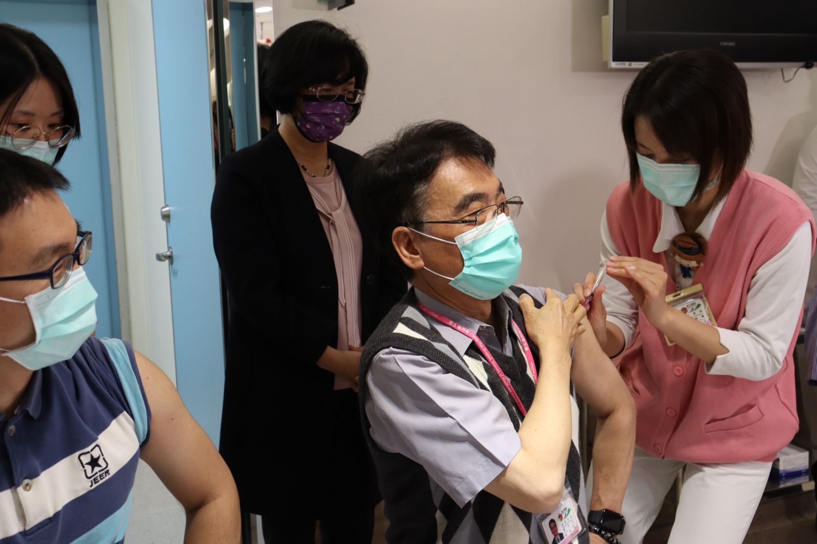 影／彰化縣COVID-19 AZ疫苗開打　彰化第一針打給曾孔彥 - https://www.watchmedia01.com