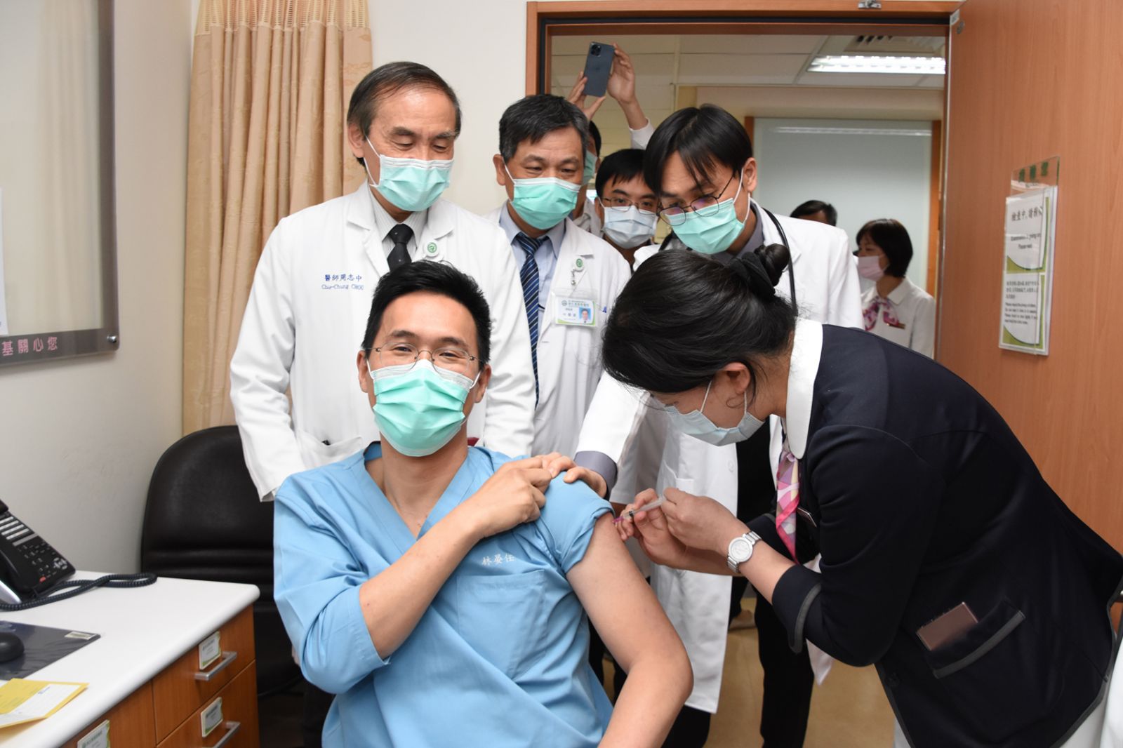 AZ疫苗開打　第1- 2風險等級醫事人員今起彰基接種 - https://www.watchmedia01.com