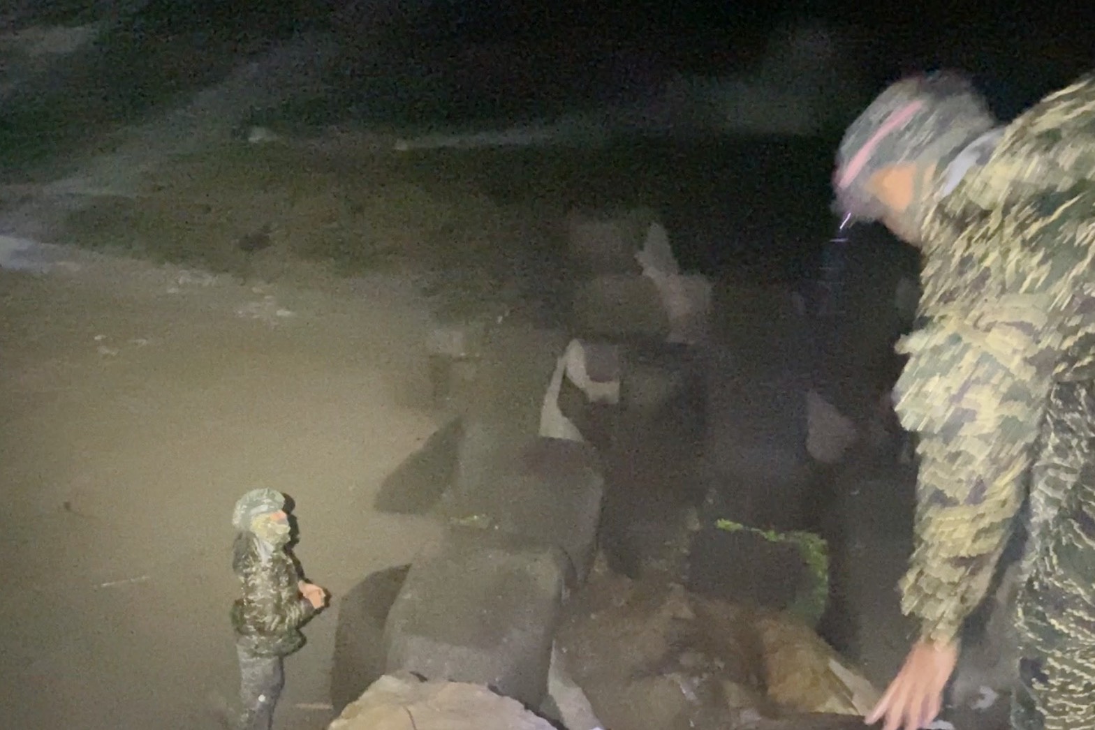 最新／搜救F-5E戰機　國軍陸戰隊弟兄7車28人《狂雨惡夜》海岸線持續搜索 - https://www.watchmedia01.com