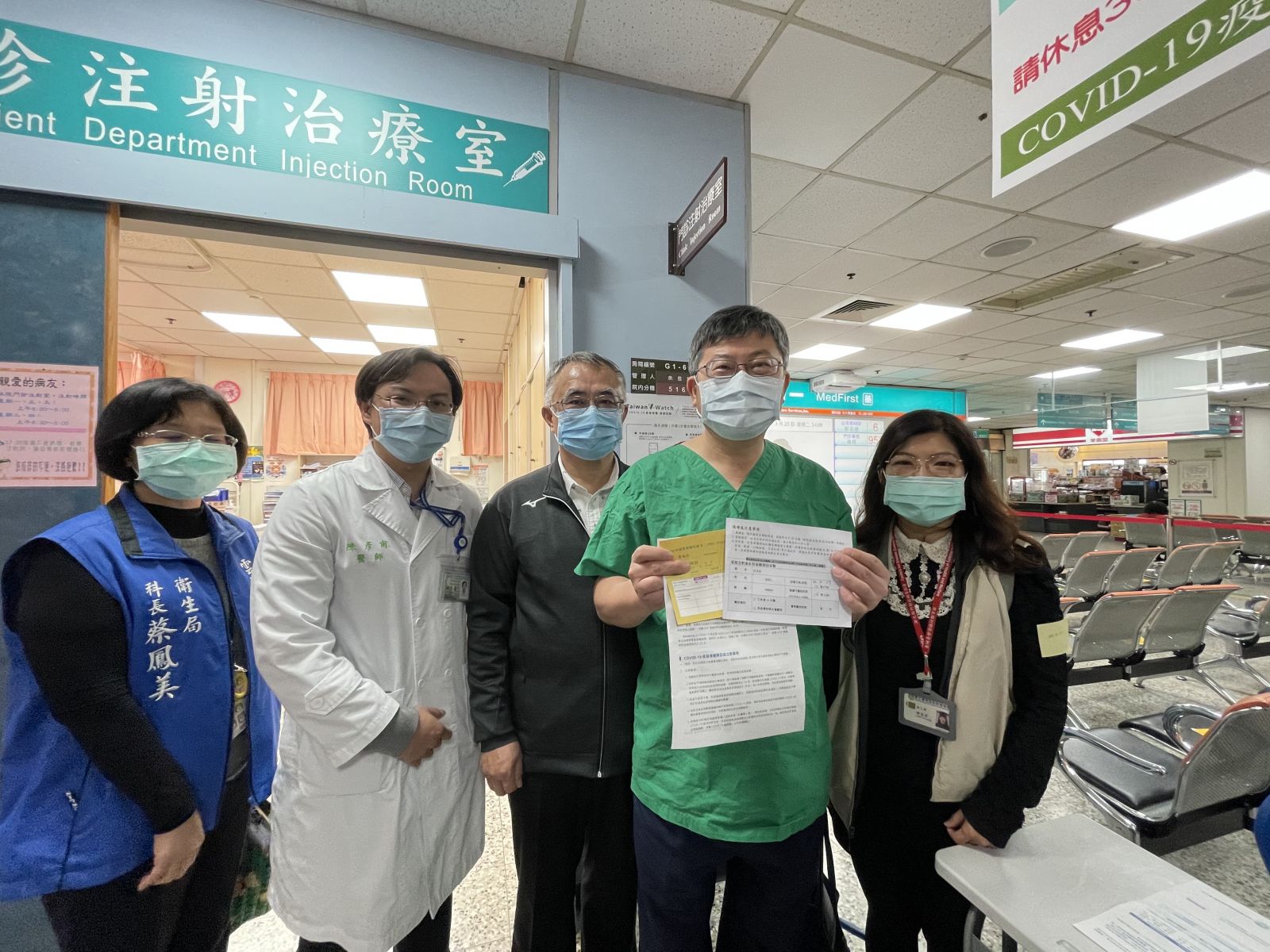臺大雲林分院AZ疫苗開打 院長黃瑞仁帶頭挽袖接種 - https://www.watchmedia01.com