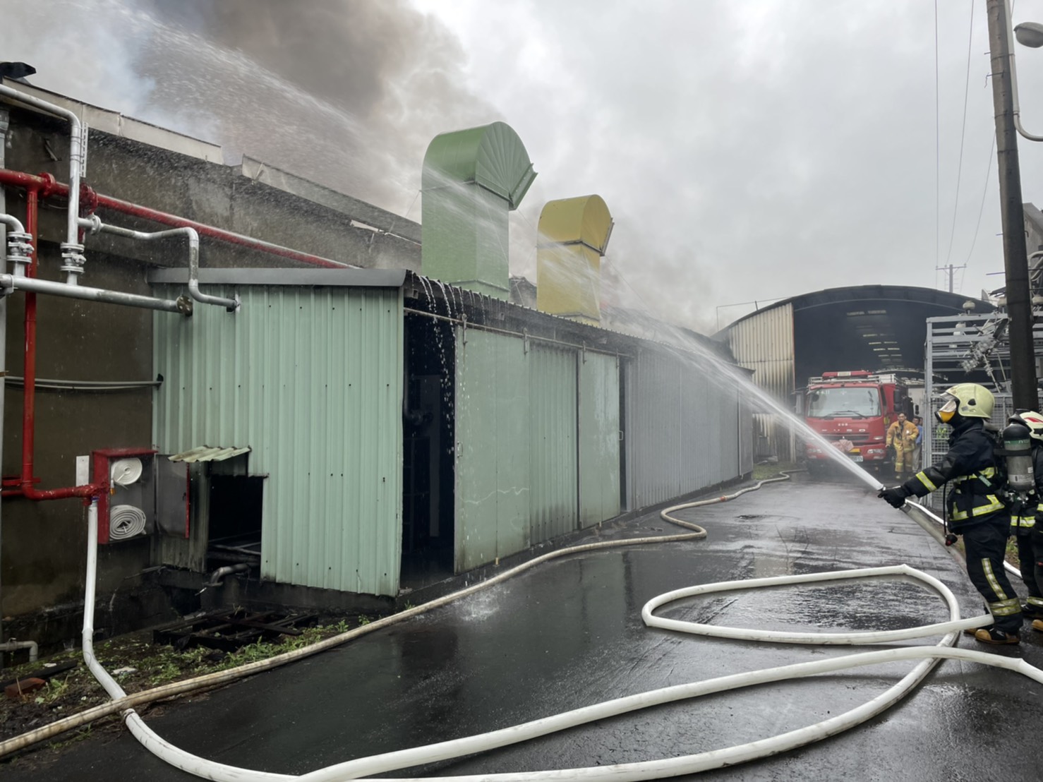 影／紡織工廠遭祝融吞噬　棉花原物料瞬間燃成一片火海 - https://www.watchmedia01.com