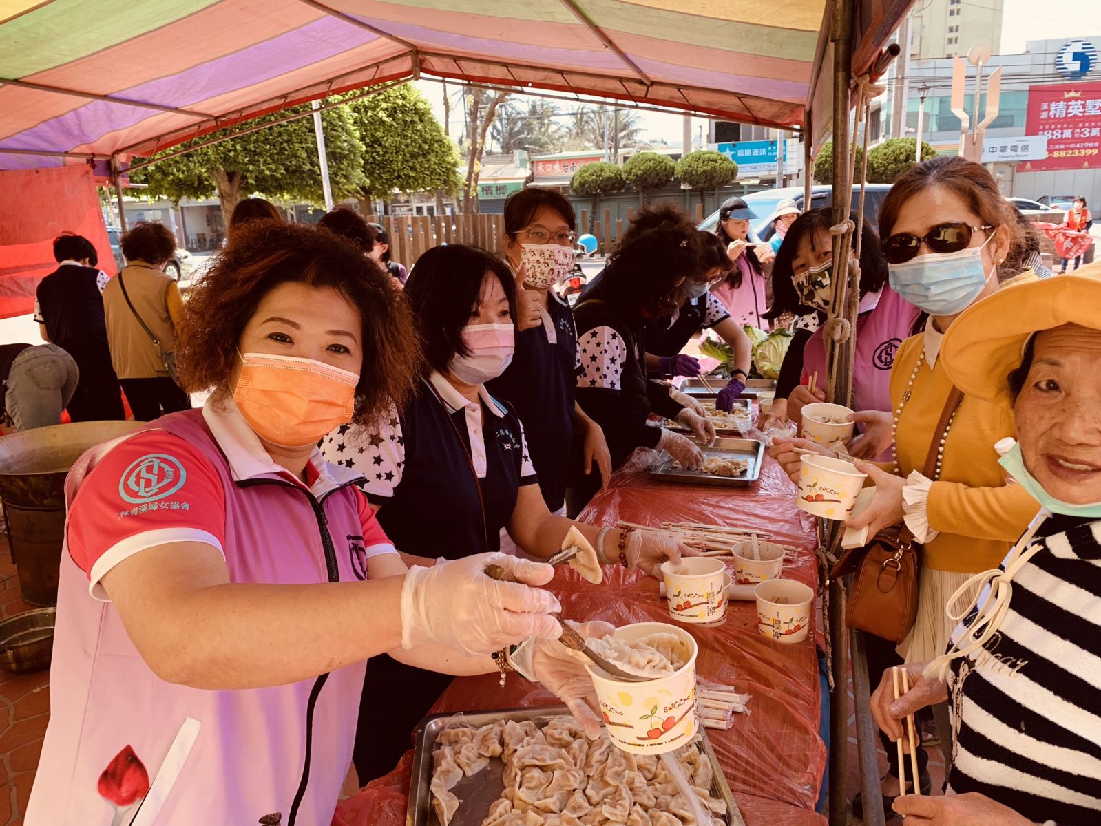 影／婆婆媽媽助農好「餃」情　高麗菜包水餃義賣愛心沸騰 - https://www.watchmedia01.com