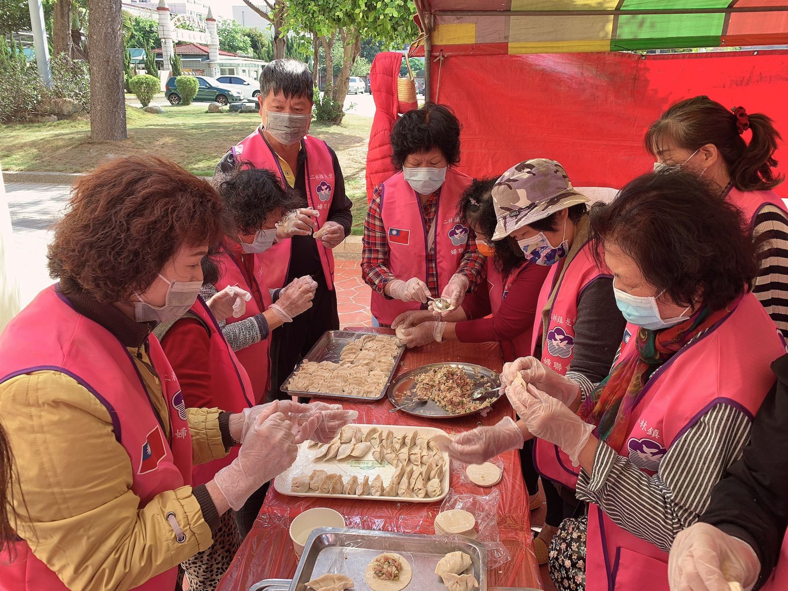 影／婆婆媽媽助農好「餃」情　高麗菜包水餃義賣愛心沸騰 - https://www.watchmedia01.com