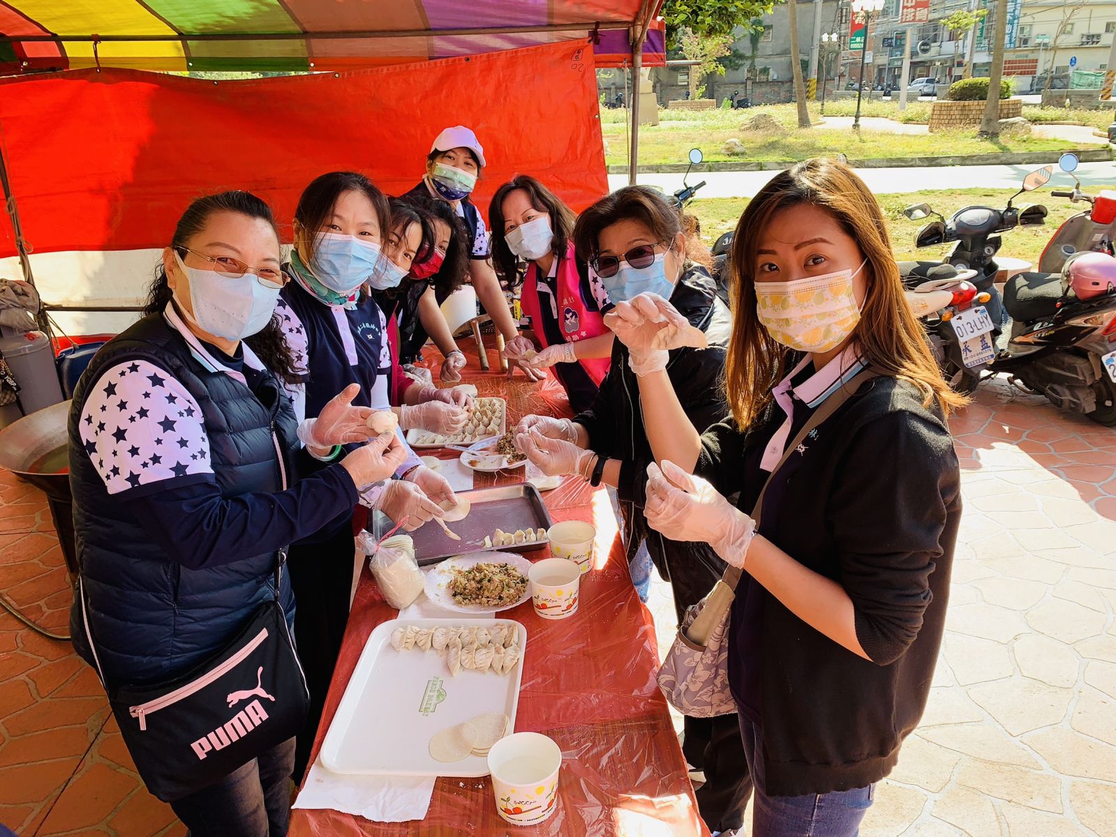 影／婆婆媽媽助農好「餃」情　高麗菜包水餃義賣愛心沸騰 - https://www.watchmedia01.com