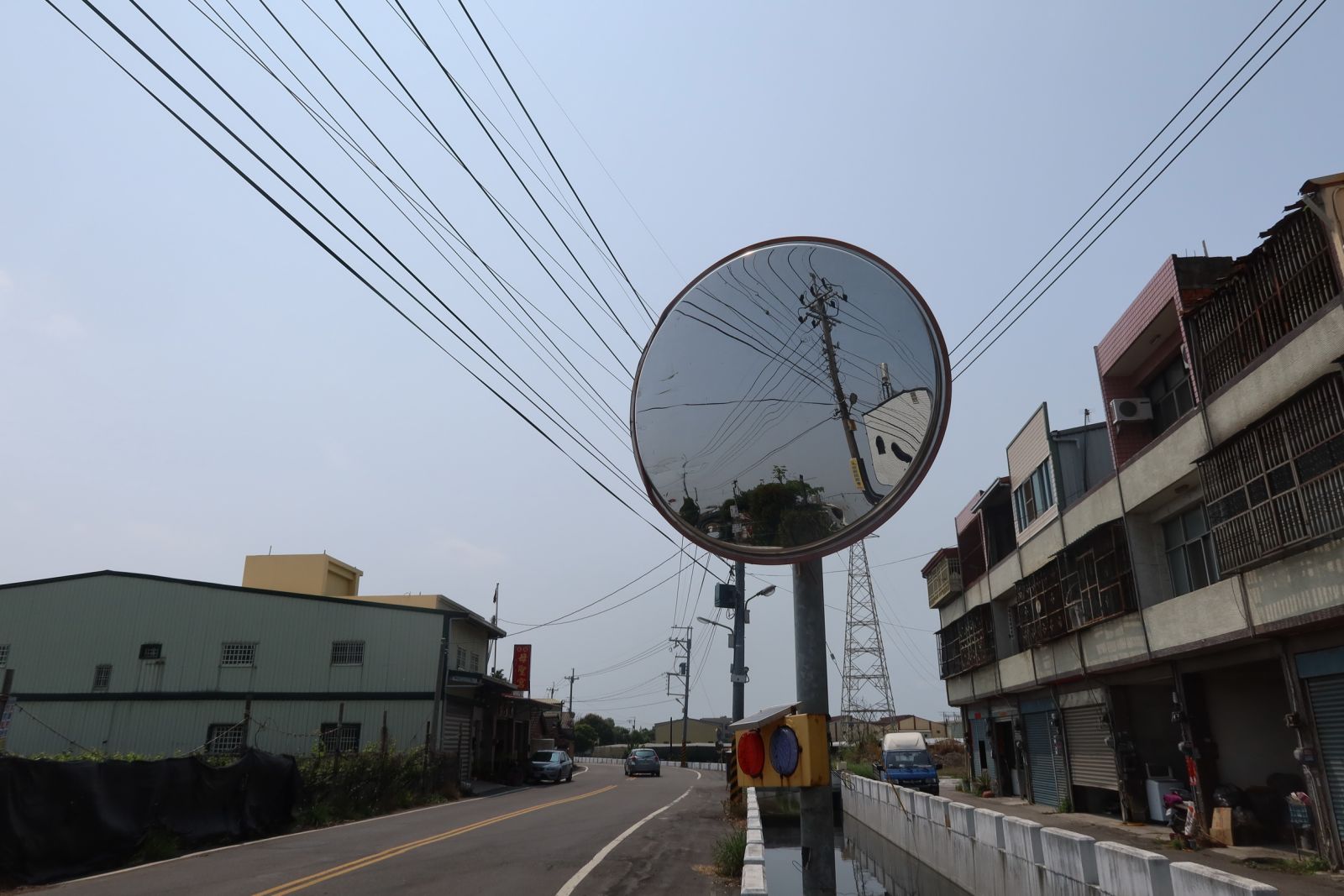 影／不讓車禍再發生　溪湖青商會上街頭擦亮路口反光鏡 - https://www.watchmedia01.com