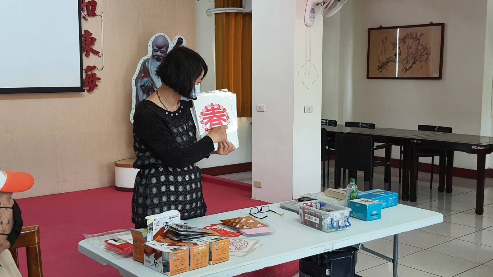 影／彰化榮家傳承剪紙藝術　長輩體驗中國傳統文化 - https://www.watchmedia01.com