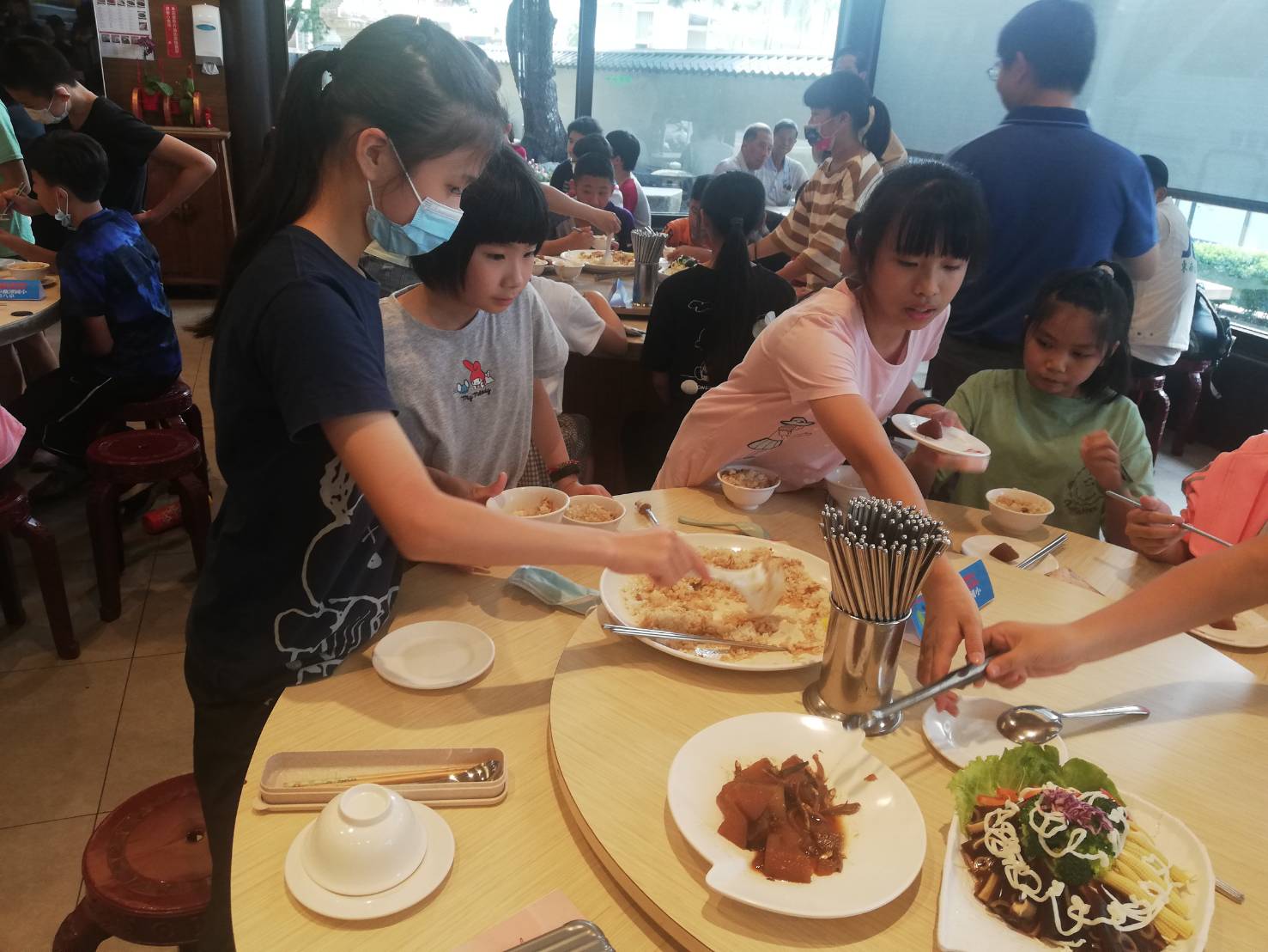 百位小學生大啖雞肉飯 學習餐桌禮儀並認識在地文化 - https://www.watchmedia01.com