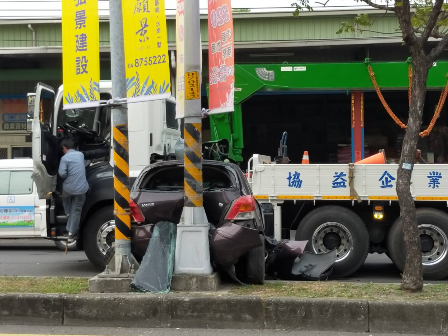 攔腰擦撞嗎？小客車擦撞大貨車開上分隔島卡路燈中間 - https://www.watchmedia01.com