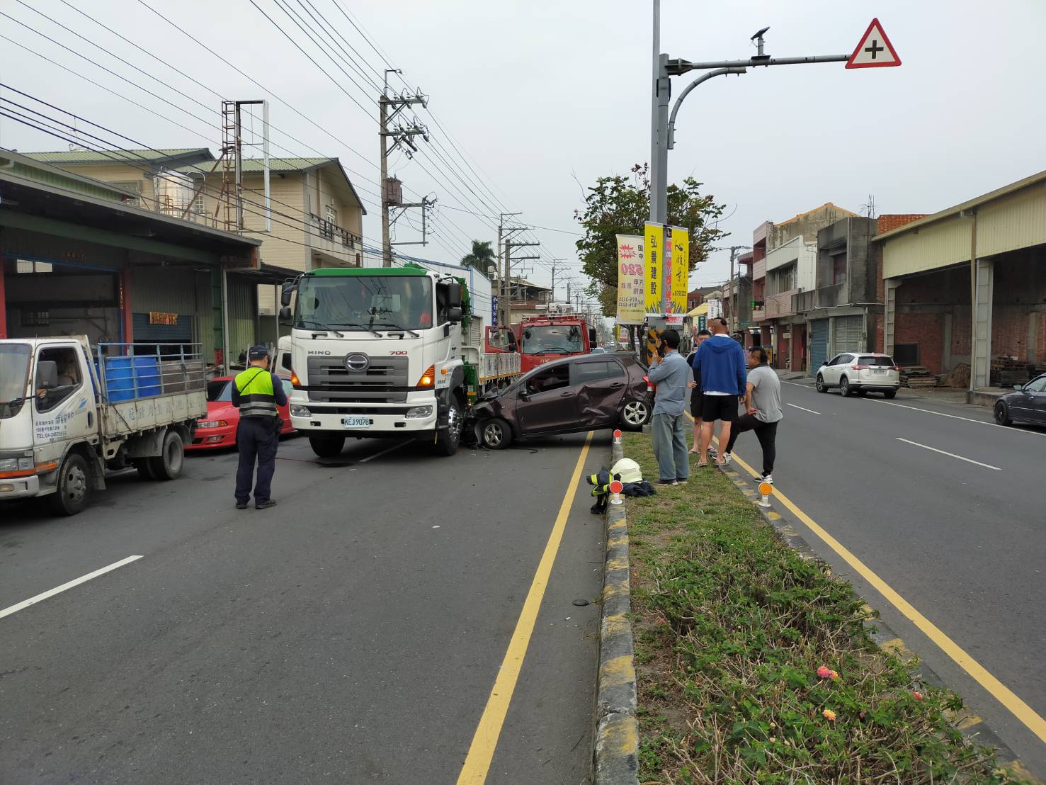 攔腰擦撞嗎？小客車擦撞大貨車開上分隔島卡路燈中間 - https://www.watchmedia01.com