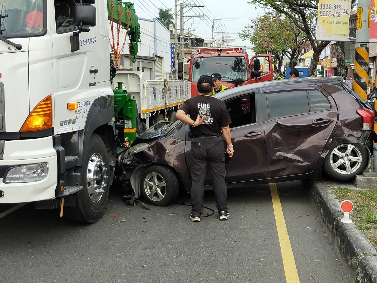 攔腰擦撞嗎？小客車擦撞大貨車開上分隔島卡路燈中間 - https://www.watchmedia01.com