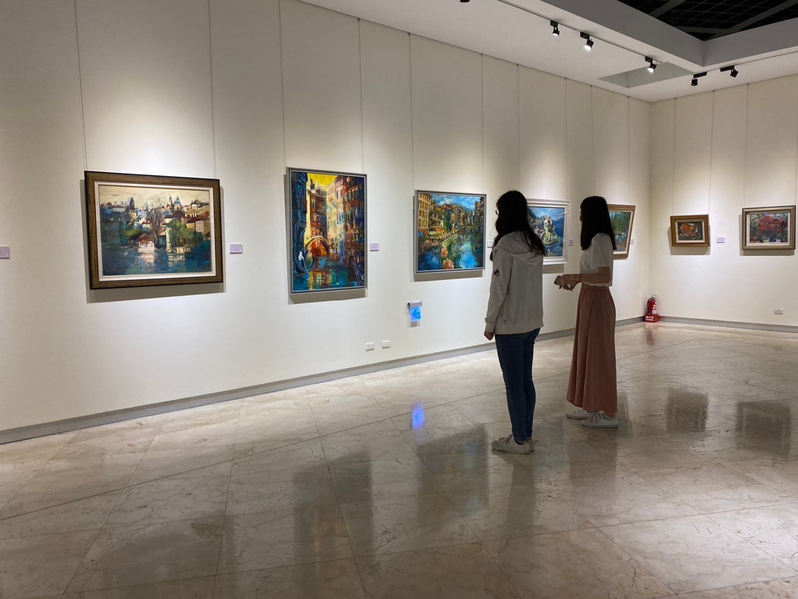 影／常連芳「歲月靜好、彩繪人生」展出繽紛畫作 - https://www.watchmedia01.com