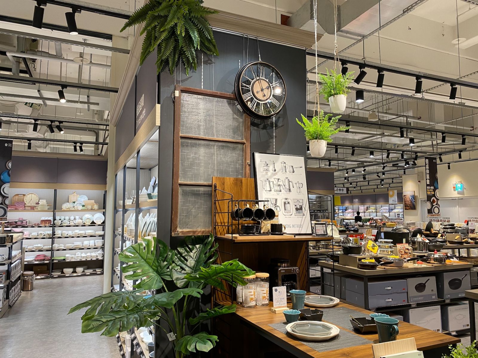 影／看好疫後「宅」市場 HOLA首間地方特色分店落腳台南 - https://www.watchmedia01.com